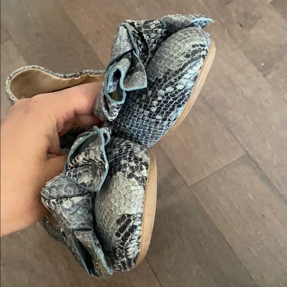 PRADA BOW FLATS Gently used - Picture 3 of 3